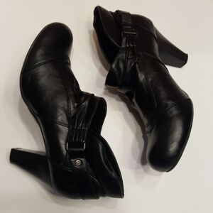 G by GUESS Black Ggrevati Ankle Boots Booties (7.5M)